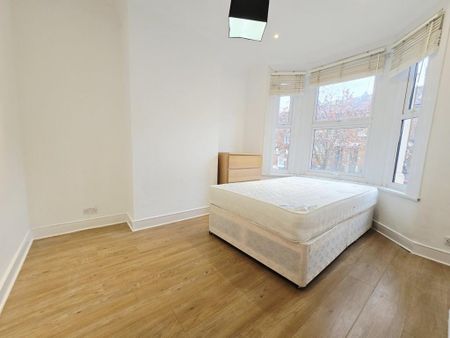 4 bedroom flat to rent - Photo 4
