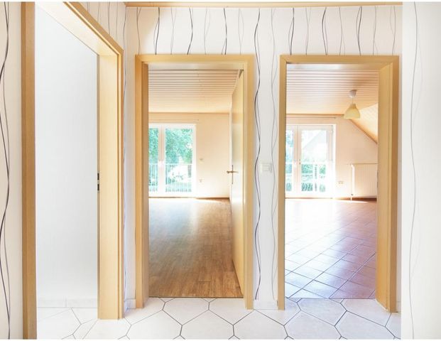 ***V E R M I E T E T*** ***geräumige 2 Zimmer Oberwohnung mit EBK in Börger*** mit eigenem Garten, Terrasse, sowie Zufahrt und Carport - Photo 1