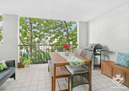 Two bedroom apartment at heart of Toowong - Photo 2