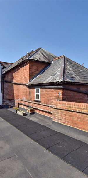 A two bedroom maisonette split over two floors, located on the Marlow High Street - Photo 1