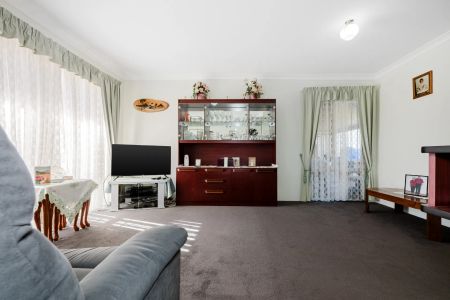 Family living with space for work and play. - Photo 4