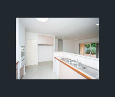 Immaculately presented in perfect location. - Photo 5