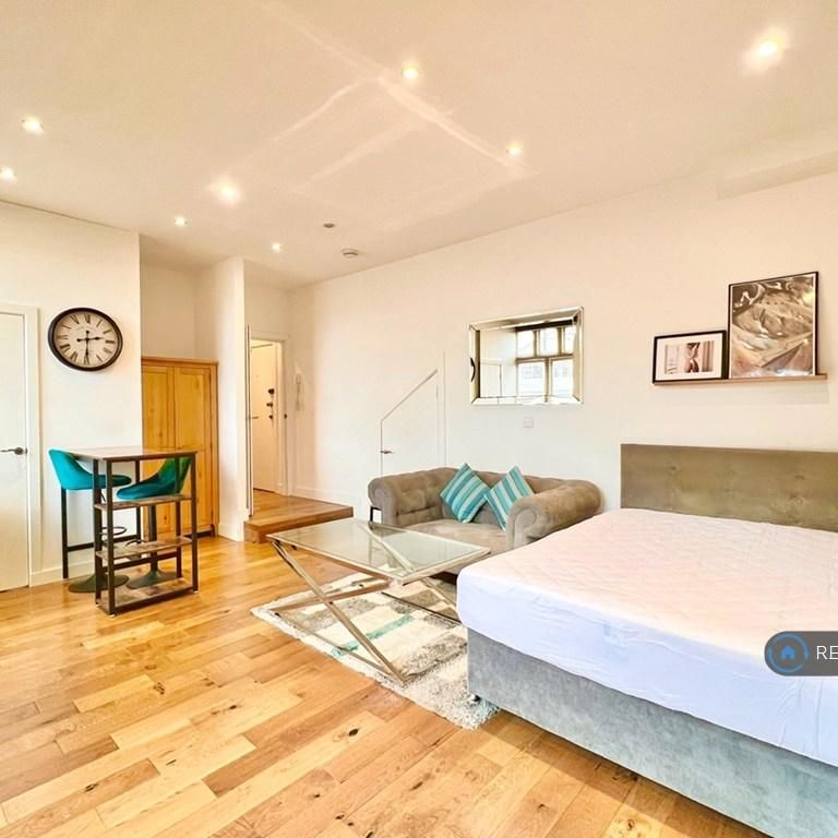 Studio to rent - Photo 1