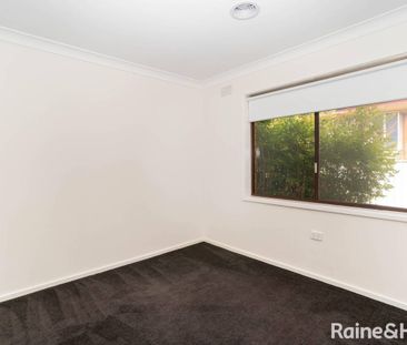 SPACIOUS & UPDATED FAMILY HOME IN PRIME CENTRAL LOCATION - Photo 2