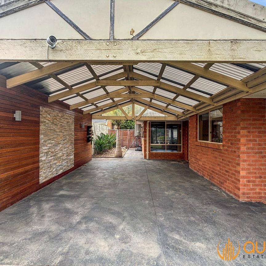 COMFORT & CONVENIENCE ON BERWICK - Photo 1