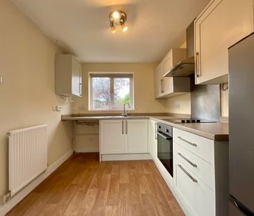 3 bedroom Semi-Detached House to let - Photo 4