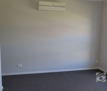 CONTEMPORARY HOME - Photo 3