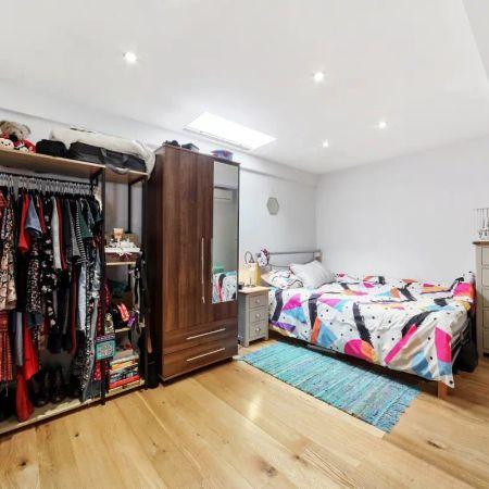 3 bedroom flat in London - Photo 3