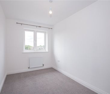 Moden three bedroom house with garden, garage and driveway parking. - Photo 4