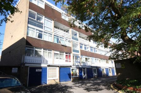 Hill View Court, Woking - Photo 4