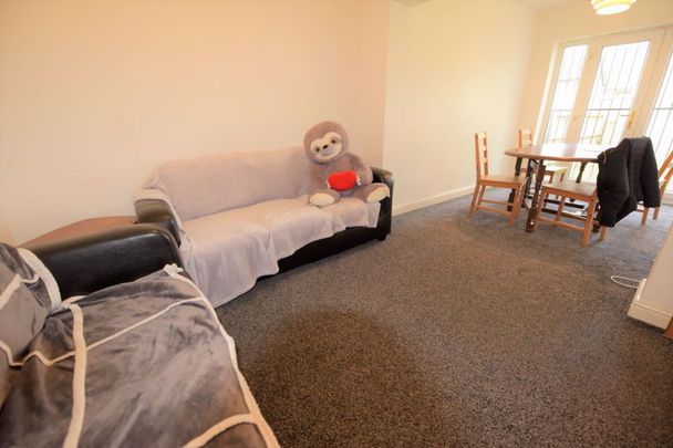 4 bedroom House in Stanmore Crescent, Leeds - Photo 1