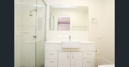 Tri-level townhouse with huge living areas - Photo 4