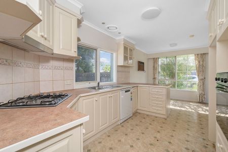 5 Bed! or 4 bed + 2 Living - Photo 3