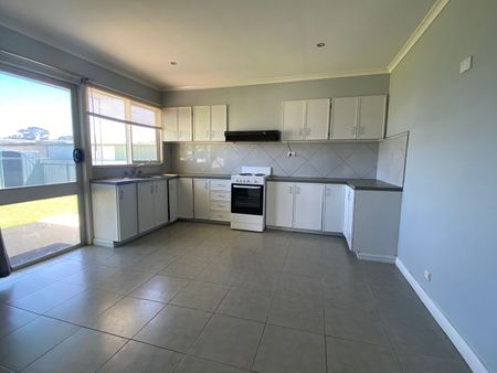 THREE BEDROOM HOUSE IN MARYBOROUGH - Photo 3