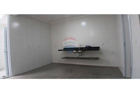 CASA COM 3 PAVIMENTOS EM EXCELENTE LOCALIZAÇÃO – PRÓXIMA AO SUPERMERCADO SÃO VICENTE - Foto 2