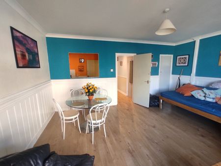 2 Bed Flat, Queen Square, BN1 - Photo 3