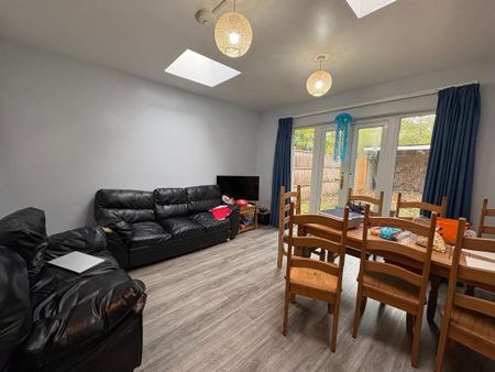 6 bedroom semi-detached house to rent - Photo 2