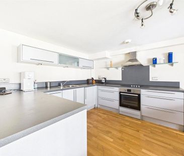 2 bedroom penthouse to rent - Photo 4