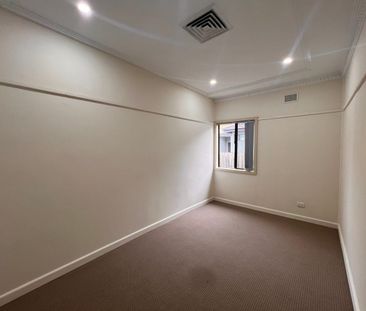 SPACIOUS FAMILY LIVING IN PRIME LOCATION - Photo 1