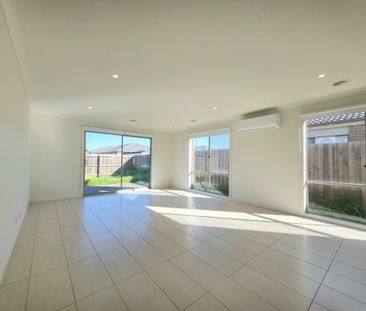 Family Home with 2 Living Areas - Photo 5