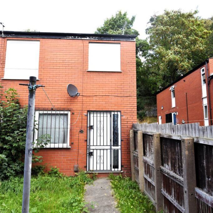 3 bedroom House in Hyde Park Close, Leeds - Photo 1