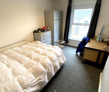 4 bedroom terraced house to rent - Photo 5