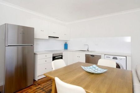 Renovated unit in choice location close to parkland and local shops - Photo 3