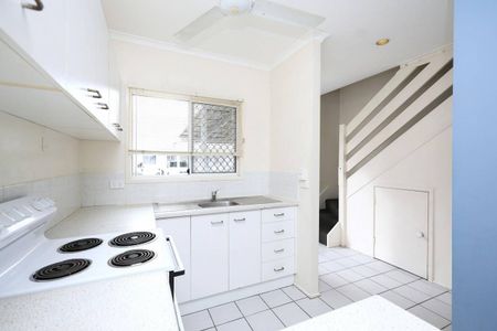 Fully Air Condiitoned Townhouse - Gated Complex - Pool - Photo 2