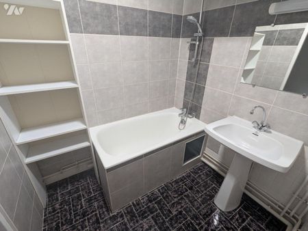 Situé en plein centre-ville de Nogent-le-Rotrou (28400), cet appartement de 2 pièces d'environ... - Photo 4