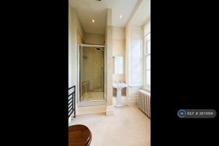 3 bedroom flat to rent - Photo 5