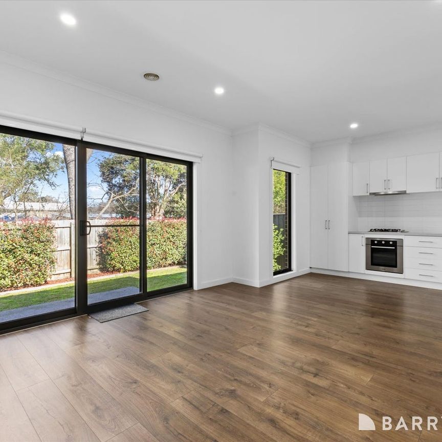 Modern Three Bedroom - Gardening Included - Photo 1