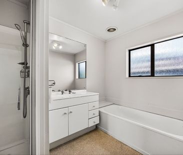 Spacious 3 Bedroom Family Home in Fantastic Location - Photo 4