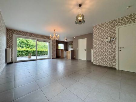Gelijkvloers appartement met 2 slaapkamers, garage, terras en tuin. - Foto 5