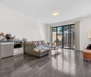 STYLISH 2 BEDROOM HOME! - Photo 2