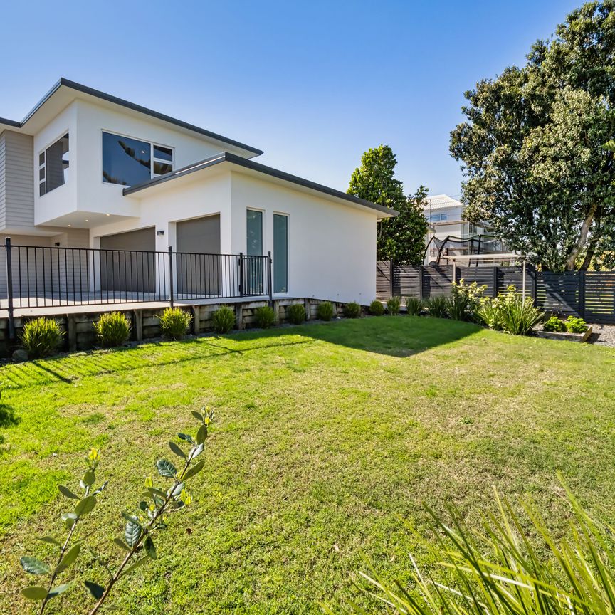 Premium beachside living on sought-after Karewa Parade - Photo 1