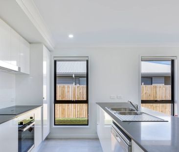 4 BEDROOM HOME ON SPACIOUS BLOCK - Photo 6