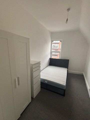 3 Bed Flat, Tooting High St, SW17 - Photo 4