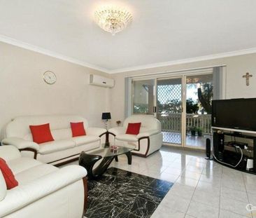 Spacious Apartment with Easy Access - Photo 2