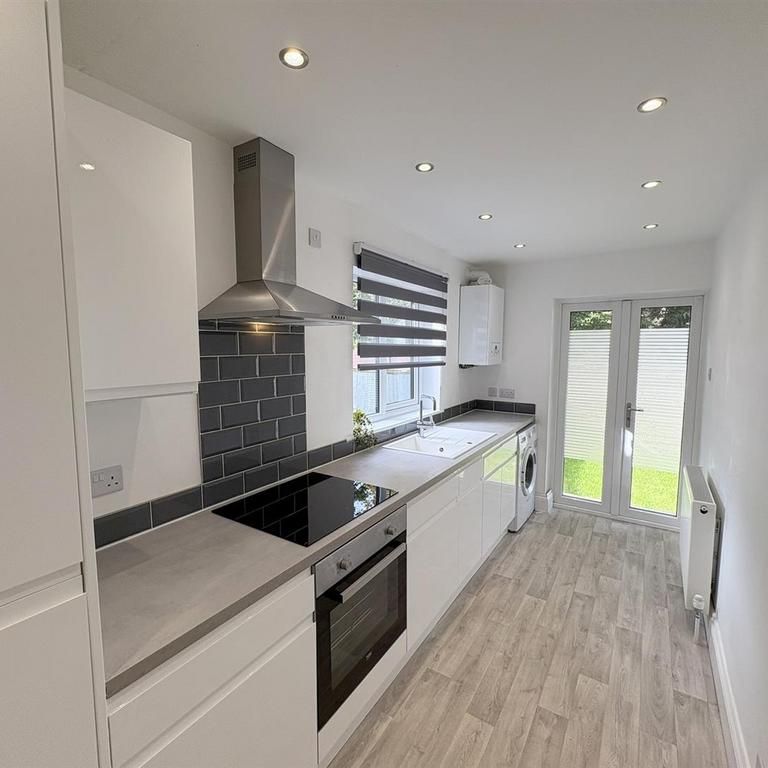3 bedroom semi-detached house to rent - Photo 1
