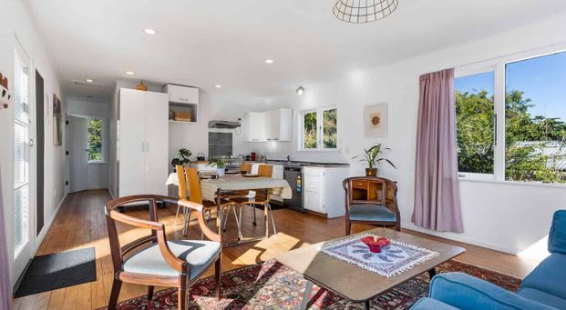 Sunny refurbished family home in top location - Photo 1