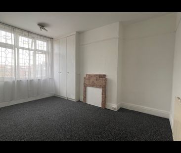 3 Bed Terraced House, Woodbridge Road, IG11 - Photo 2