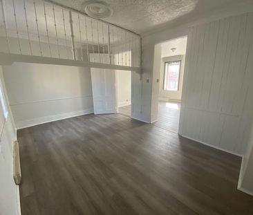 205.1 Wellington Street 1 Bed + Den - Photo 2