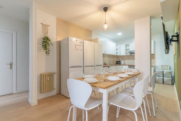 Beautiful room in Avenida Felipe II - Photo 1