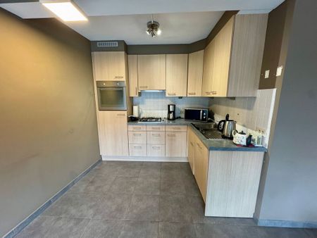 Appartement met 2 slaapkamers en autostaanplaats in centrum Ruddervoorde - Photo 2