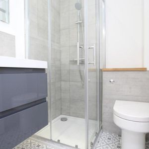 A lovely studio flat located on Gloucester Road close to a variety of shops. - Photo 2