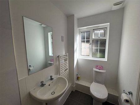 Bartletts Court, Ash Vale, Aldershot, GU12 - Photo 2