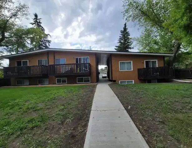 In Suite Laundry! 2 Bedroom 6-Plex in Highland Green!! | 6328 59 Ave, Red Deer - Photo 1