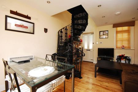 1 bedroom mews to rent - Photo 2