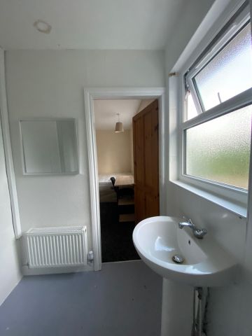 Room in a Shared House, Thimbler Road, CV4 - Photo 5