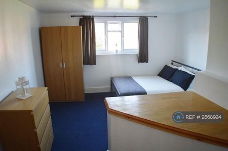 5 bedroom detached house to rent - Photo 3